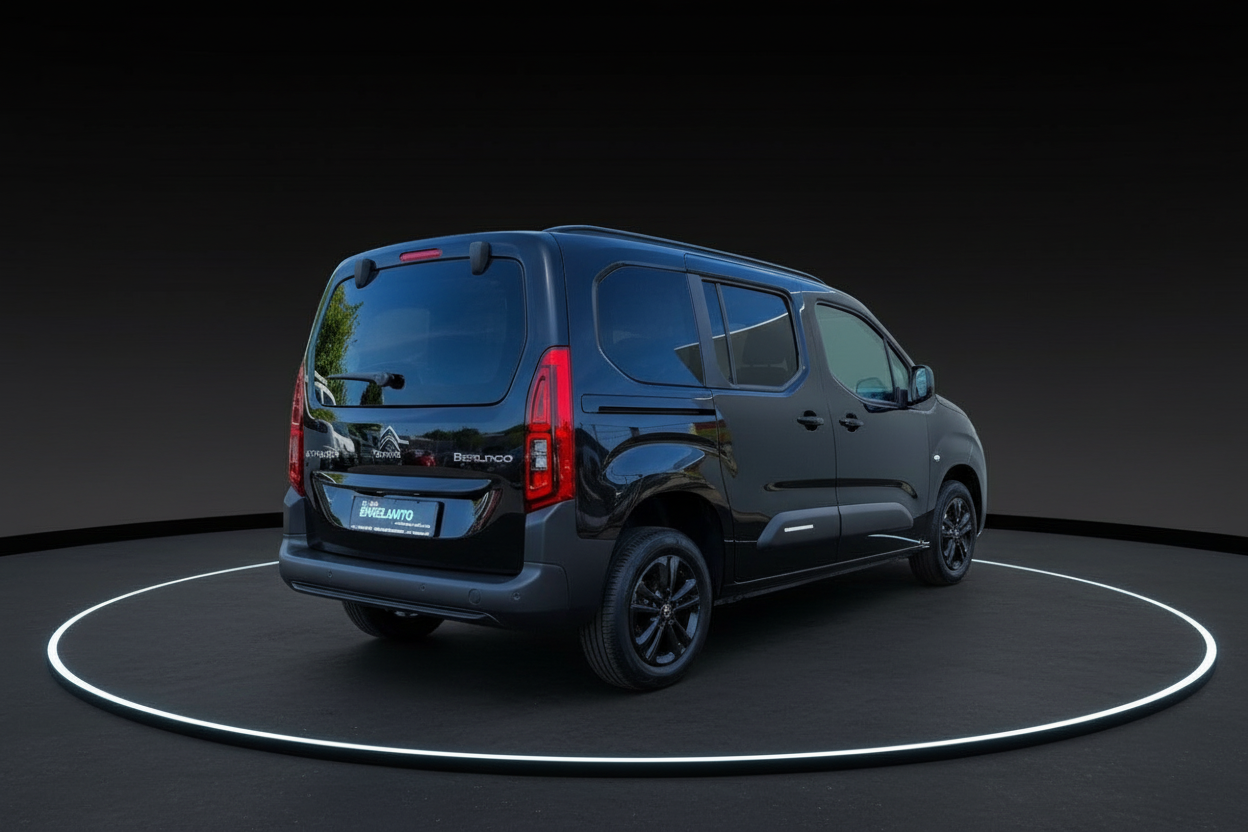 Citroën Berlingo in Schwarz – Rückansicht auf schwarzem Studiohintergrund