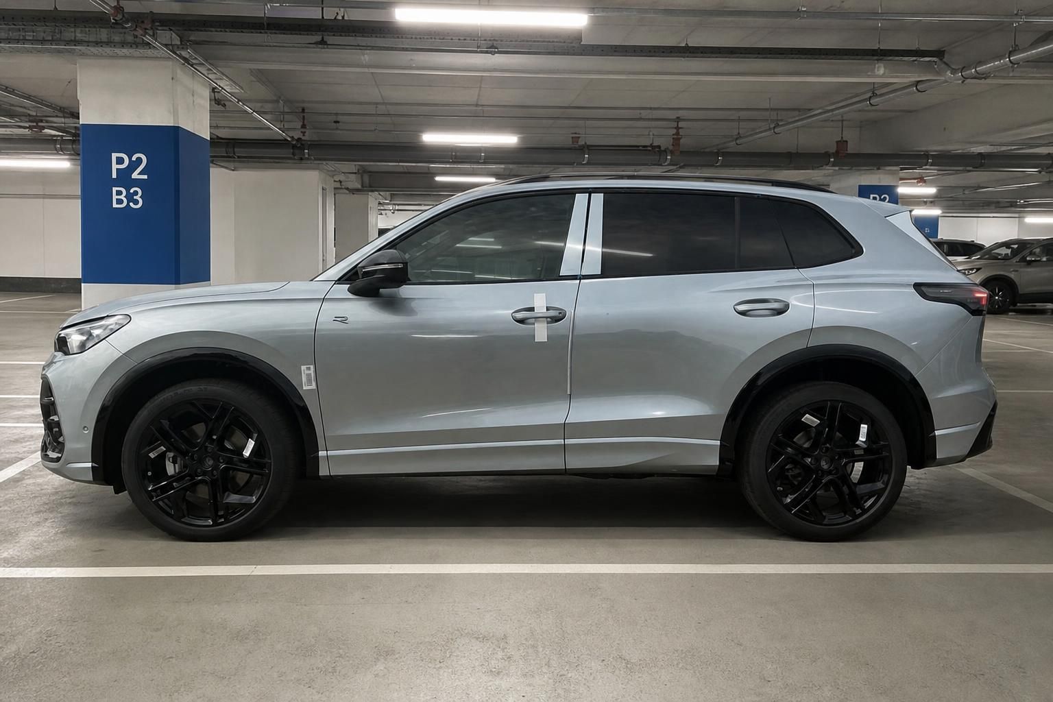 VW Tiguan Seitenansicht in Silbergrau mit schwarzen Sportfelgen
