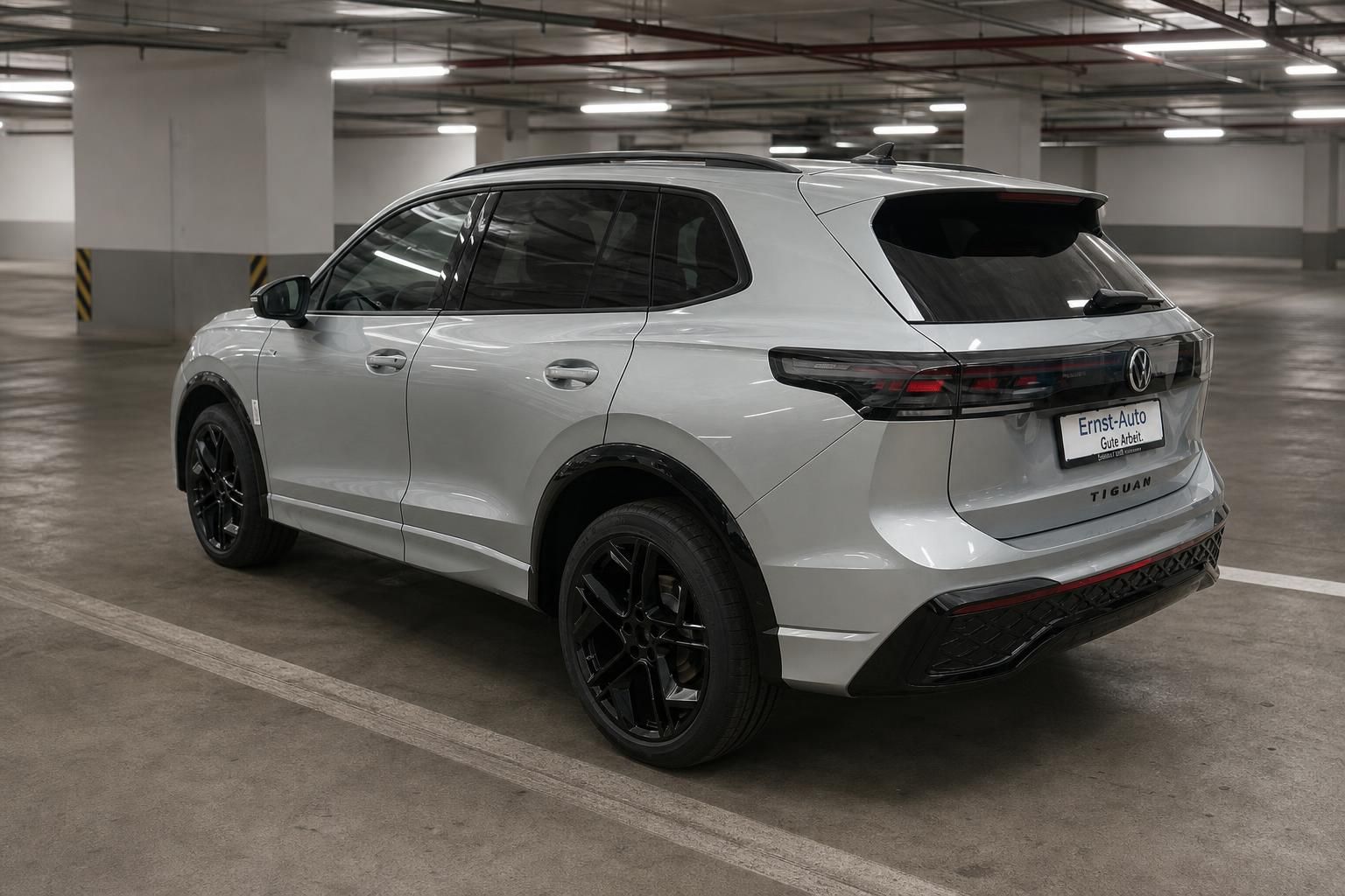 VW Tiguan Heckansicht in Silber mit schwarzen Felgen in Garage