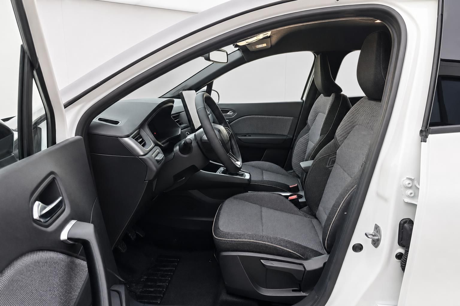 Renault Captur Innenraum Vordersitze und Cockpit mit Lenkrad