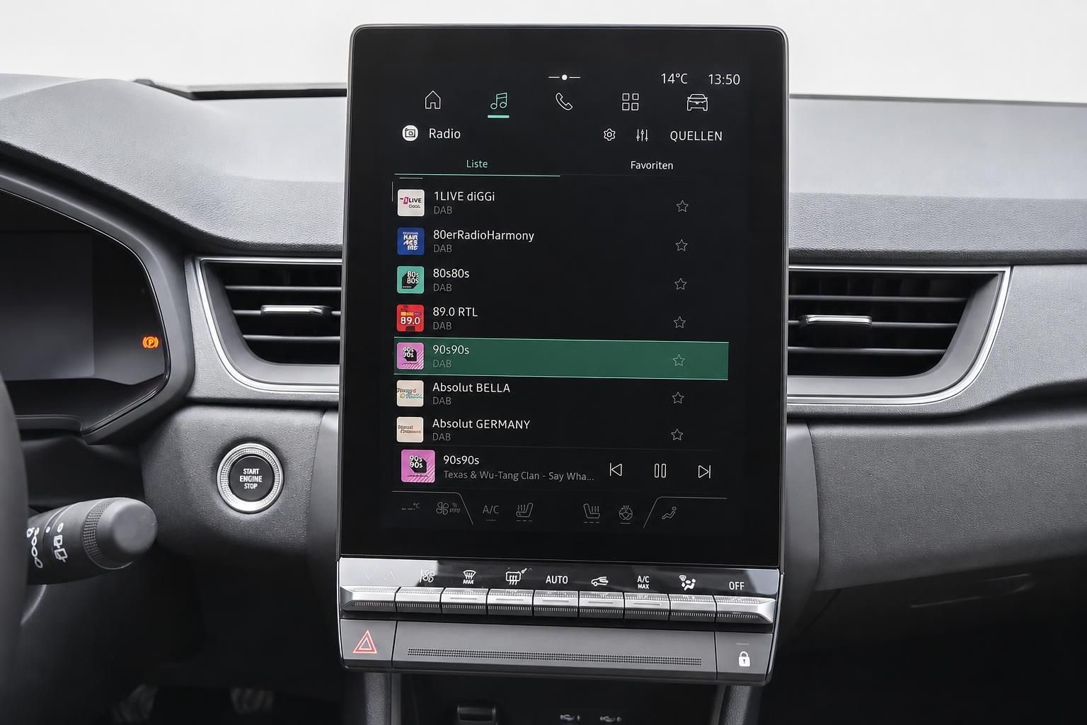 Renault Infotainment-Display mit DAB-Radiosender-Liste im Fahrzeuginterieur