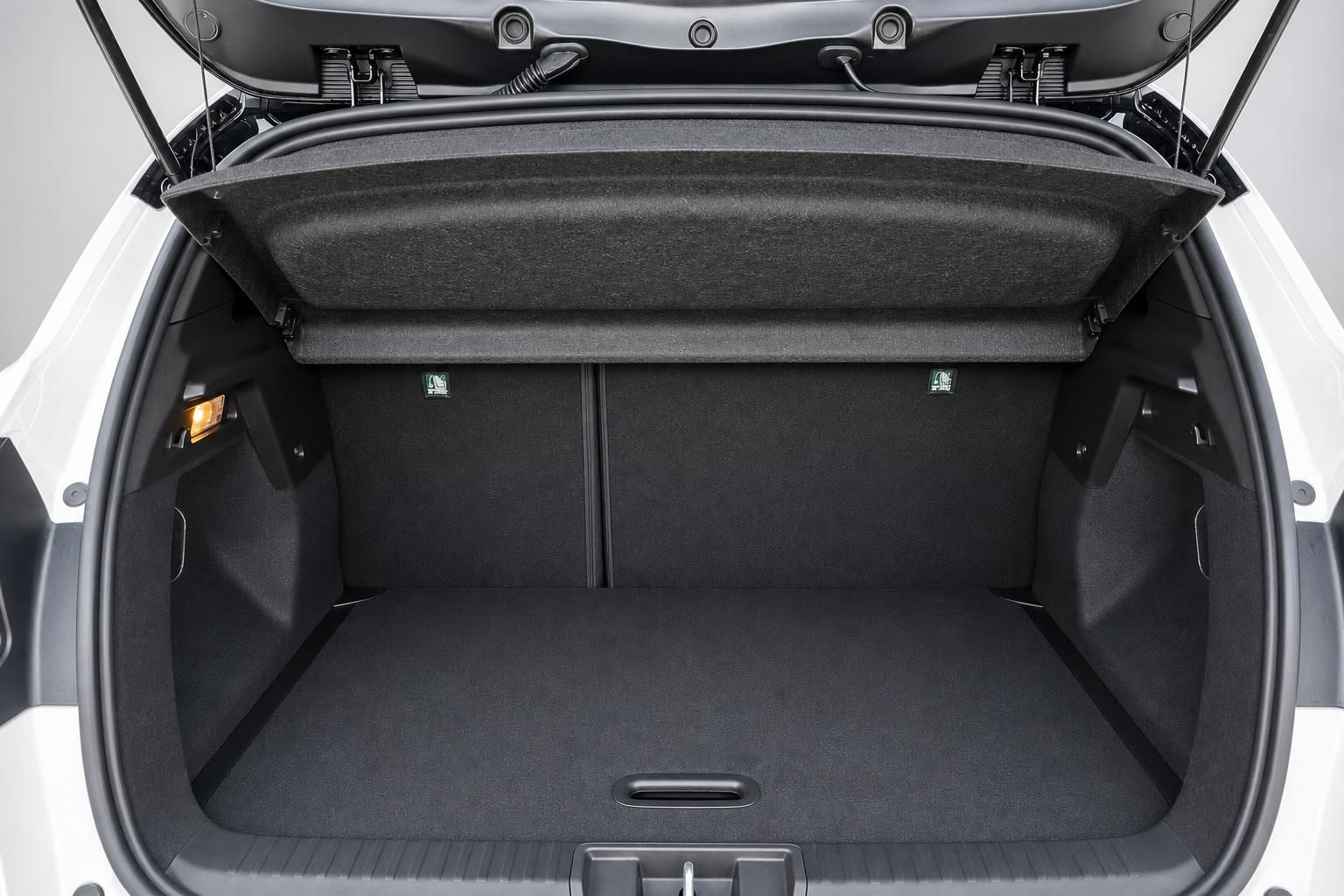 Leerer Kofferraum mit Laderaumabdeckung im Renault SUV