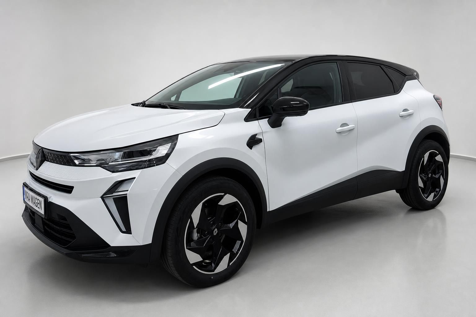 Renault Captur weiß in Frontansicht schräg, Studioaufnahme