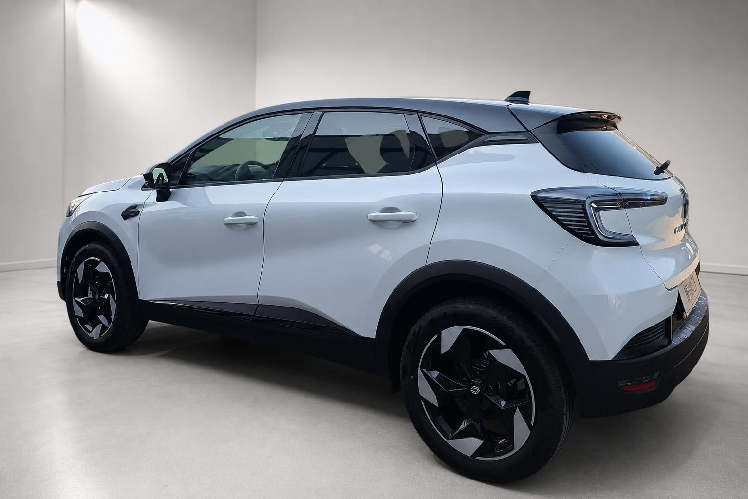 Renault Captur weiß Heckansicht schräg, Studioaufnahme