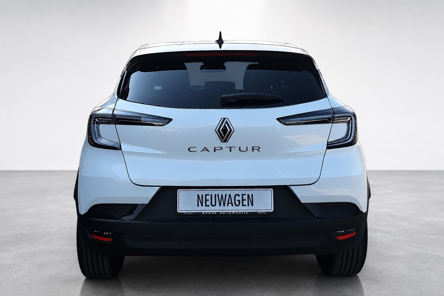 Renault Captur weiß Heckansicht mit Rückleuchten und Neuwagen-Kennzeichen