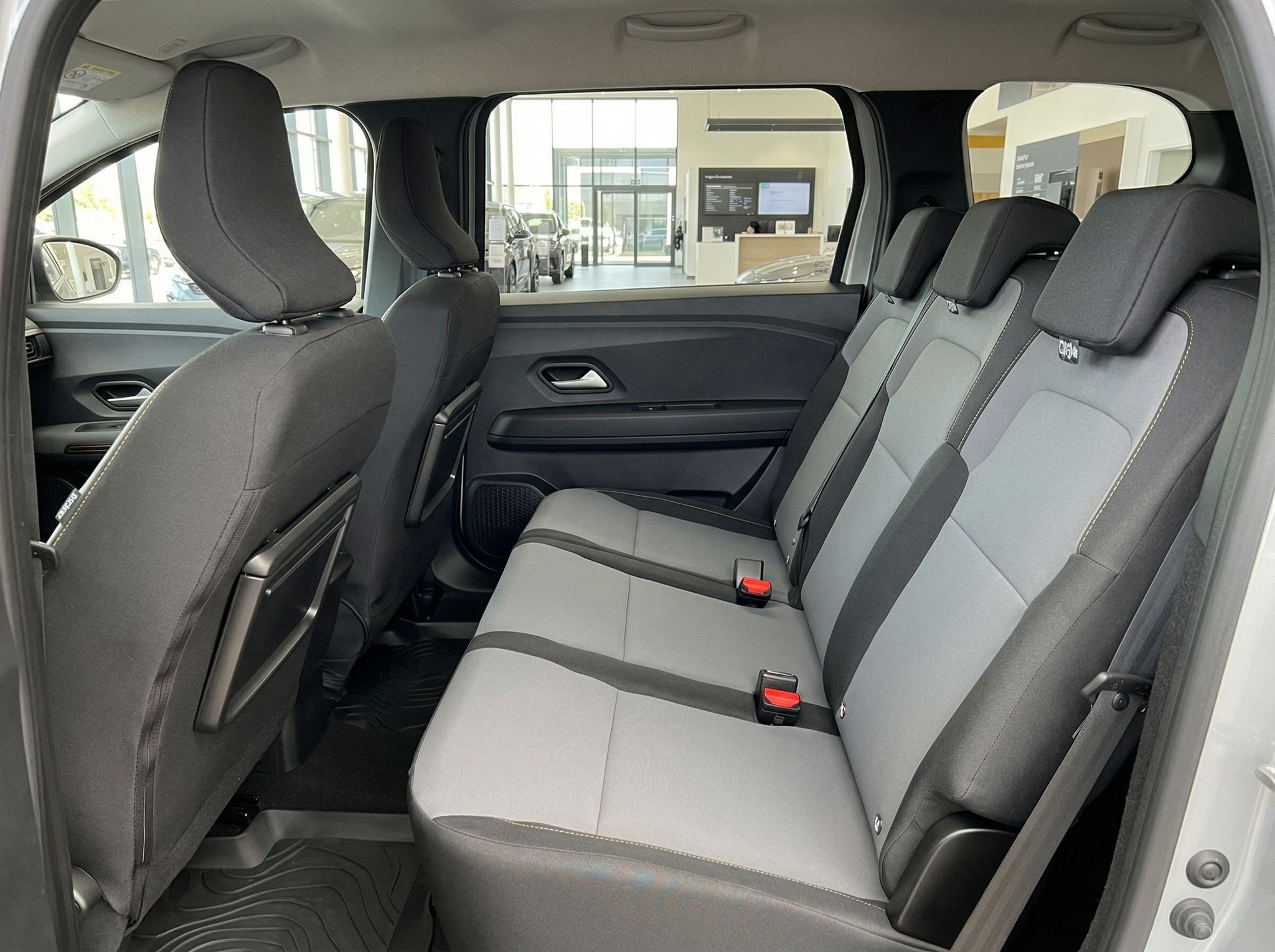 Dacia Rücksitzbank mit grau-schwarzer Polsterung und Sicherheitsgurten