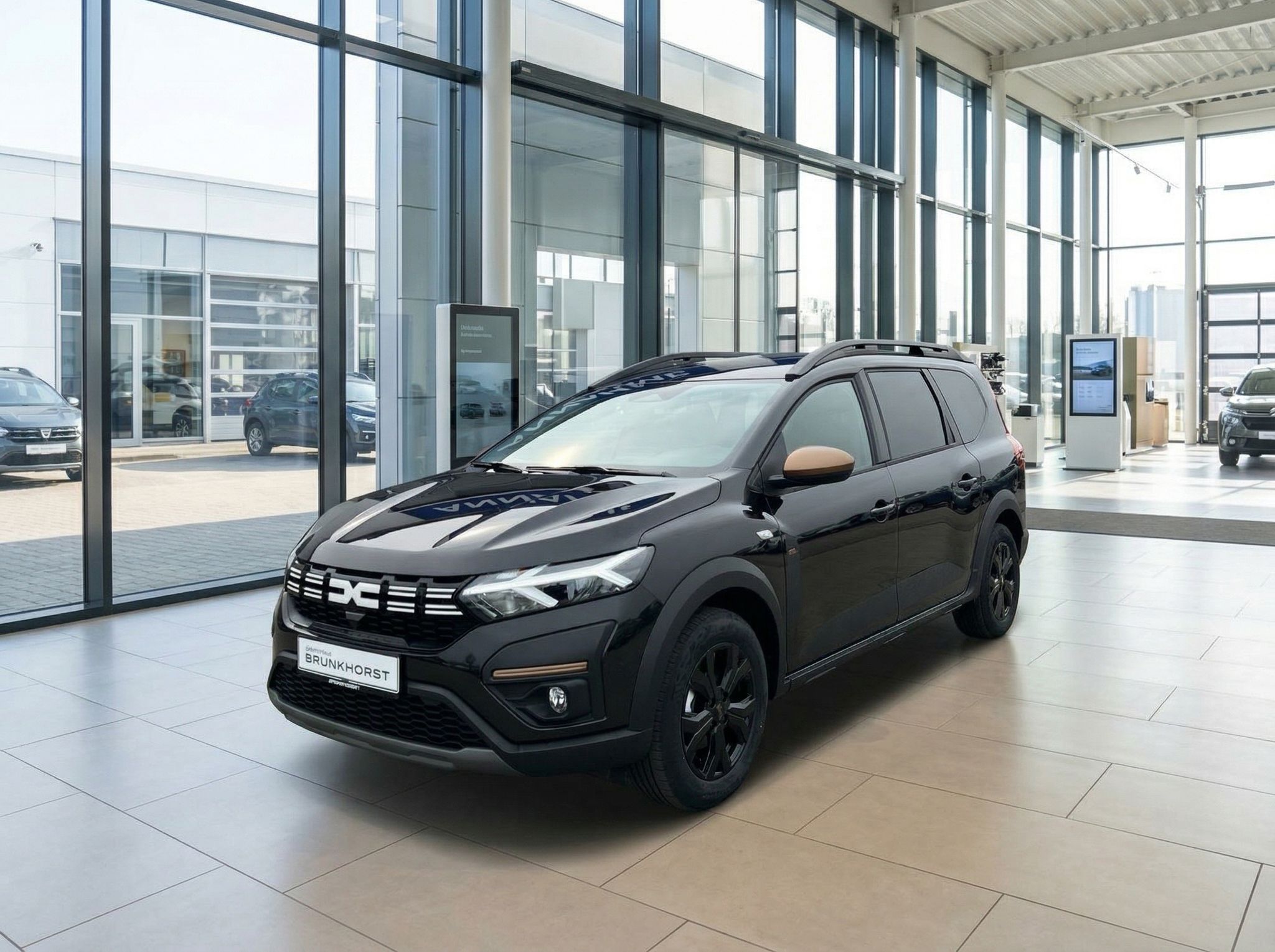 Dacia Jogger SUV schwarz im Autohaus Showroom - Seitenansicht mit modernem Design