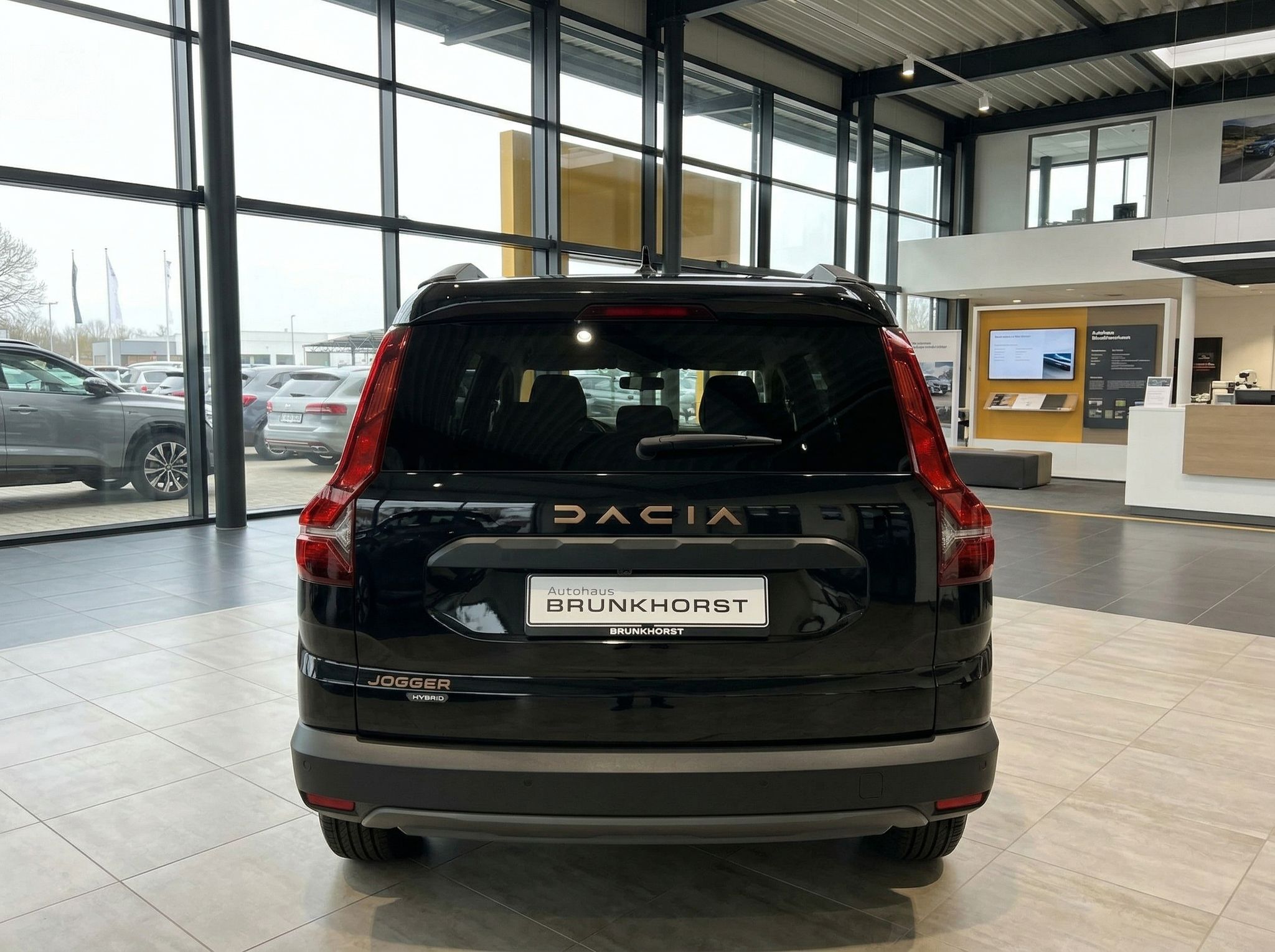 Dacia Jogger Heckansicht schwarz im Autohaus - Rücklichter und JOGGER Schriftzug sichtbar
