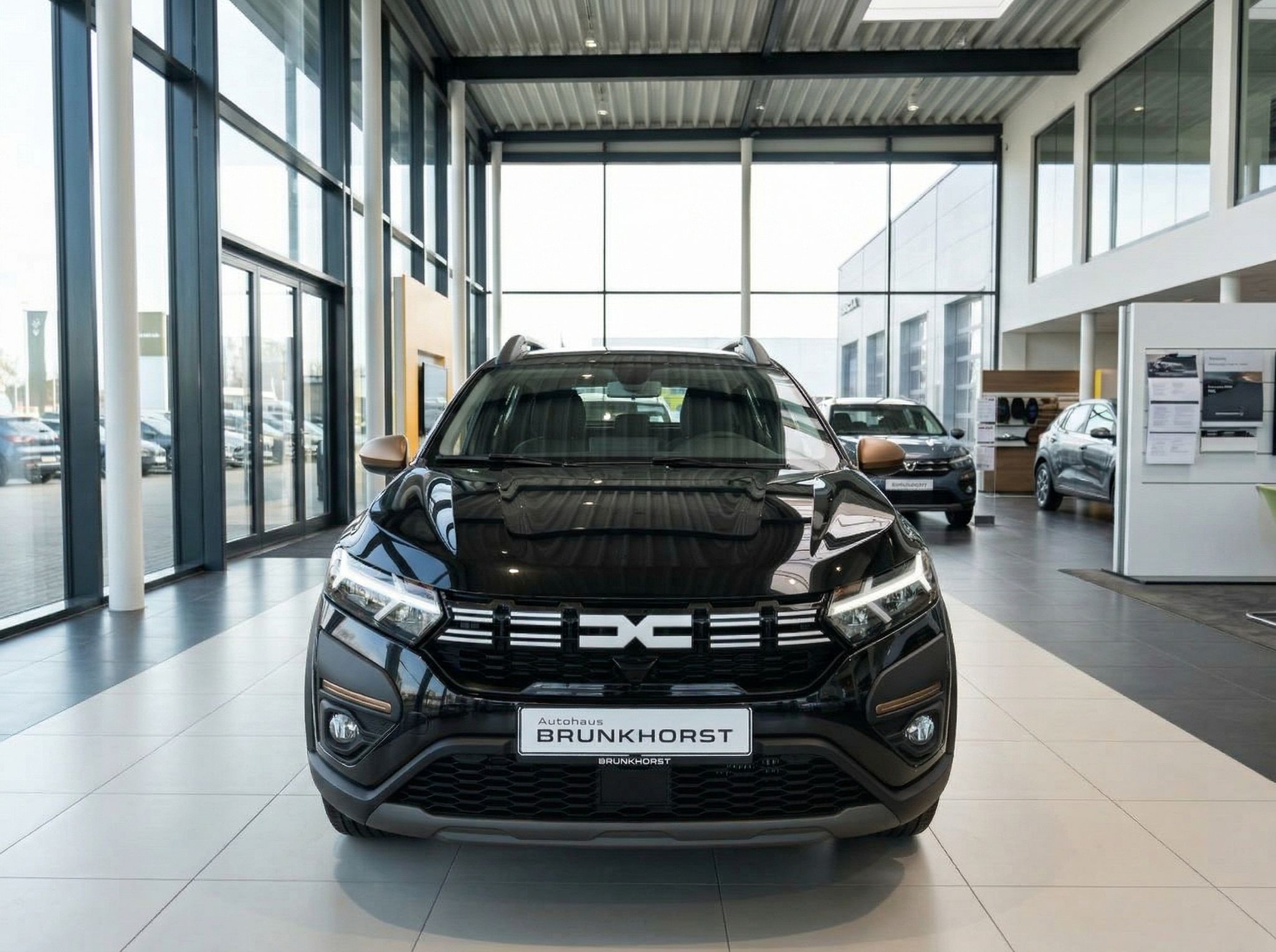 Dacia SUV Frontansicht schwarz im Autohaus Showroom - moderne Scheinwerfer und Kühlergrill