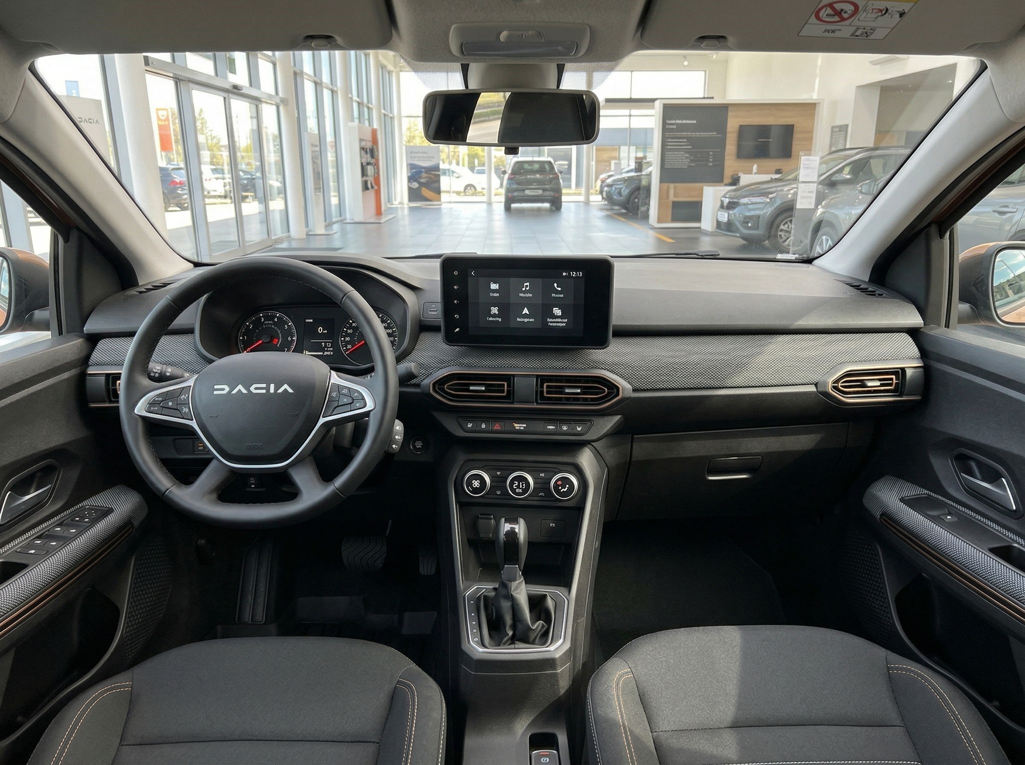 Dacia Innenraum mit modernem Cockpit, Touchscreen und Schaltgetriebe im Autohaus
