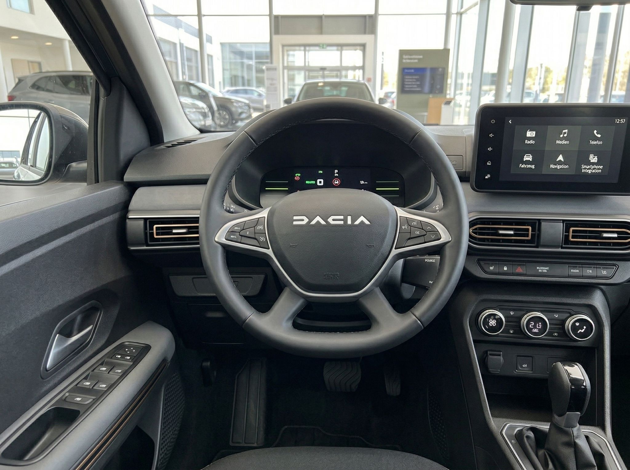 Dacia Armaturenbrett mit digitalem Display, Lenkrad und Touchscreen-Infotainment