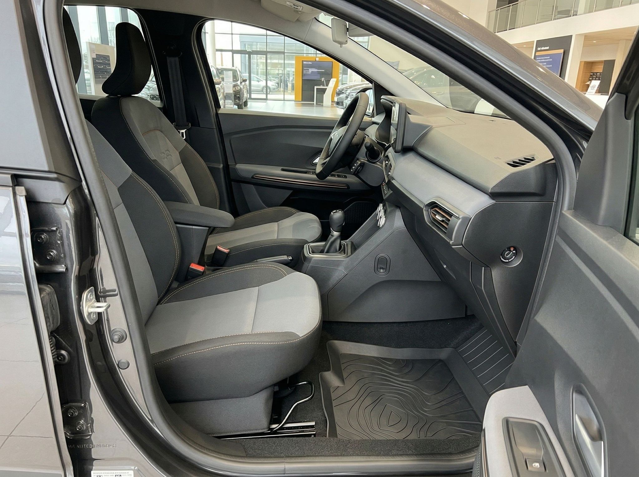 Dacia Beifahrersitz und Innenraum mit grauen Stoffsitzen und Mittelkonsole