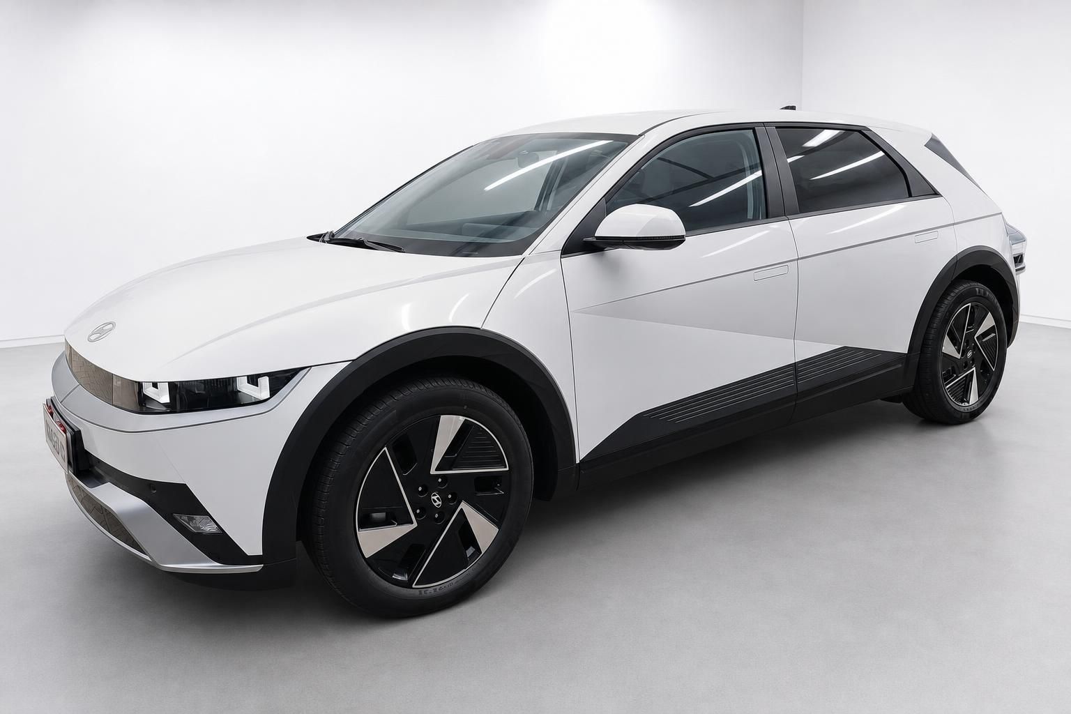 Hyundai Ioniq 5 weiß, Seitenansicht im Studio mit modernem Design