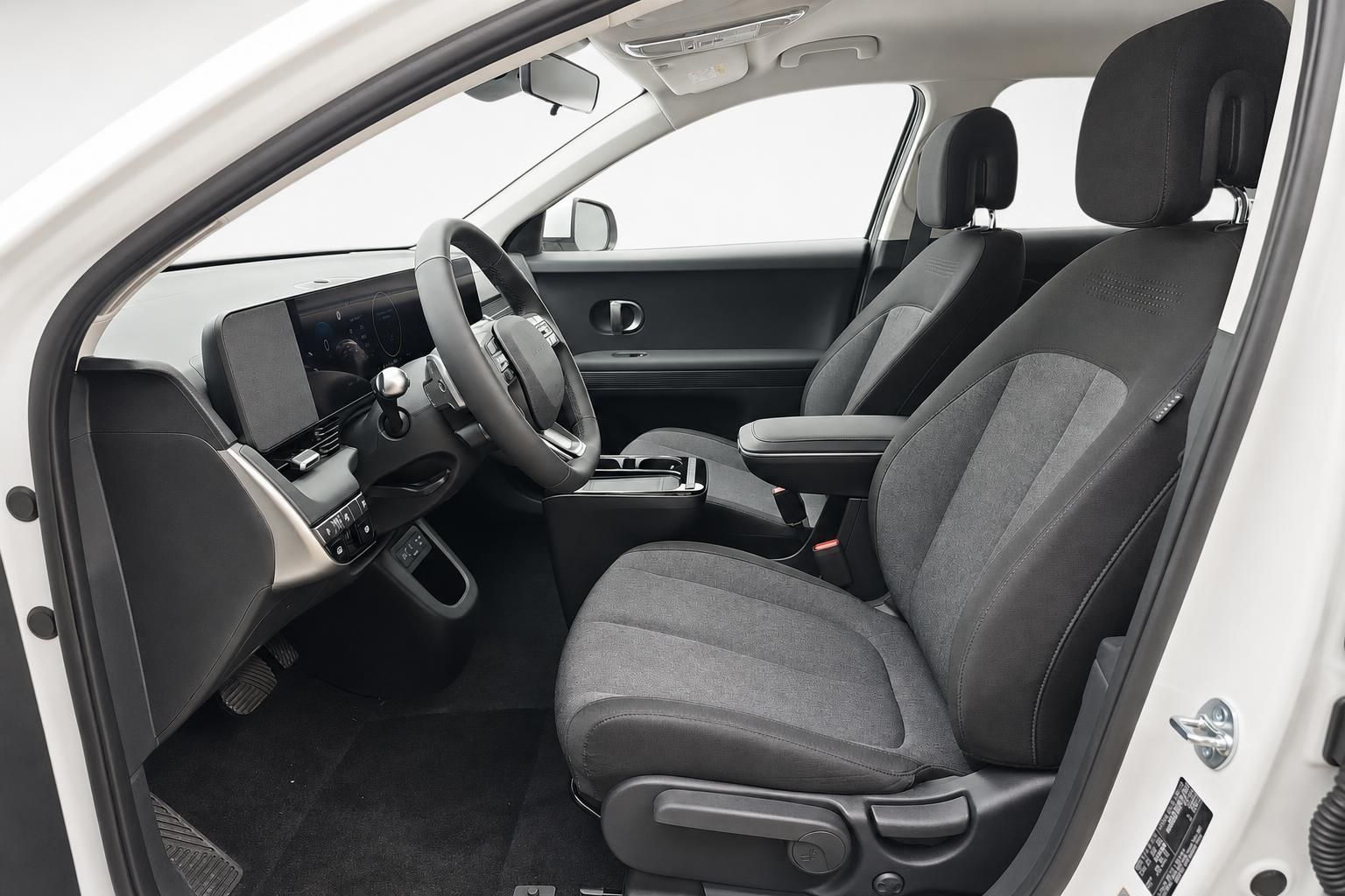 Innenraum Hyundai Ioniq 5 mit Vordersitzen und Blick auf Cockpit