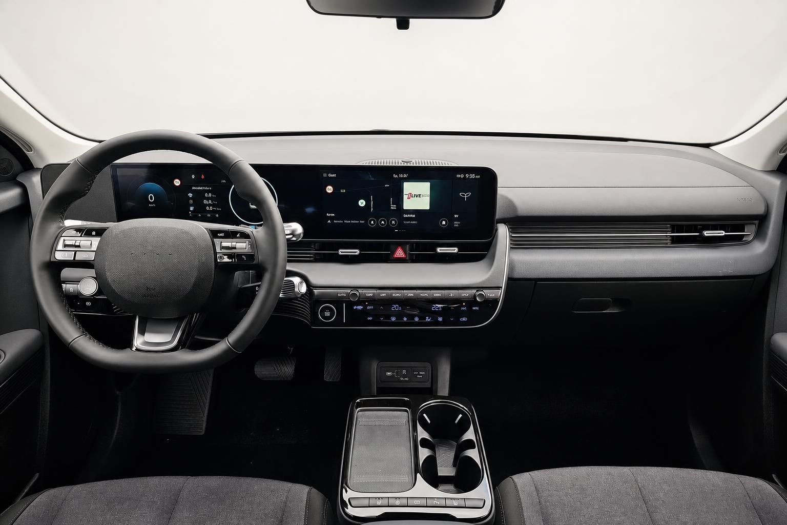 Cockpit Hyundai Ioniq 5 mit Lenkrad und digitalem Doppelbildschirm