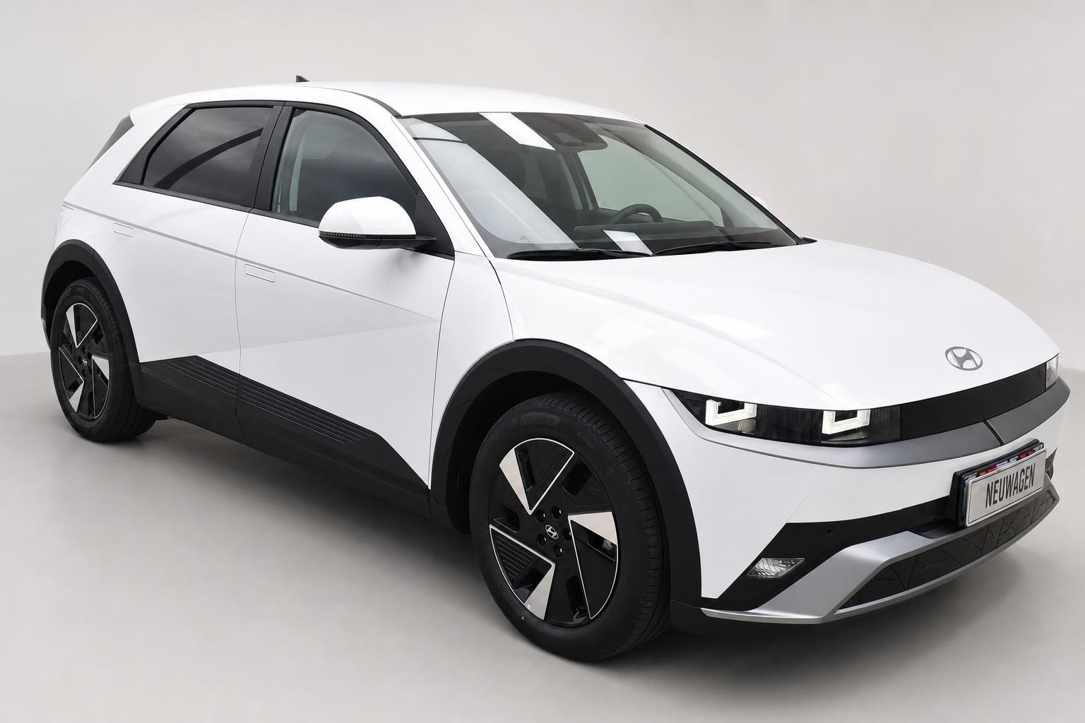Hyundai Ioniq 5 weiß, Seitenansicht vorne mit Neuwagen-Kennzeichen