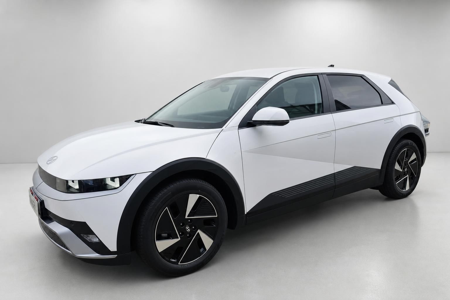 Hyundai Ioniq 5 in Weiß, Frontansicht schräg im Studio