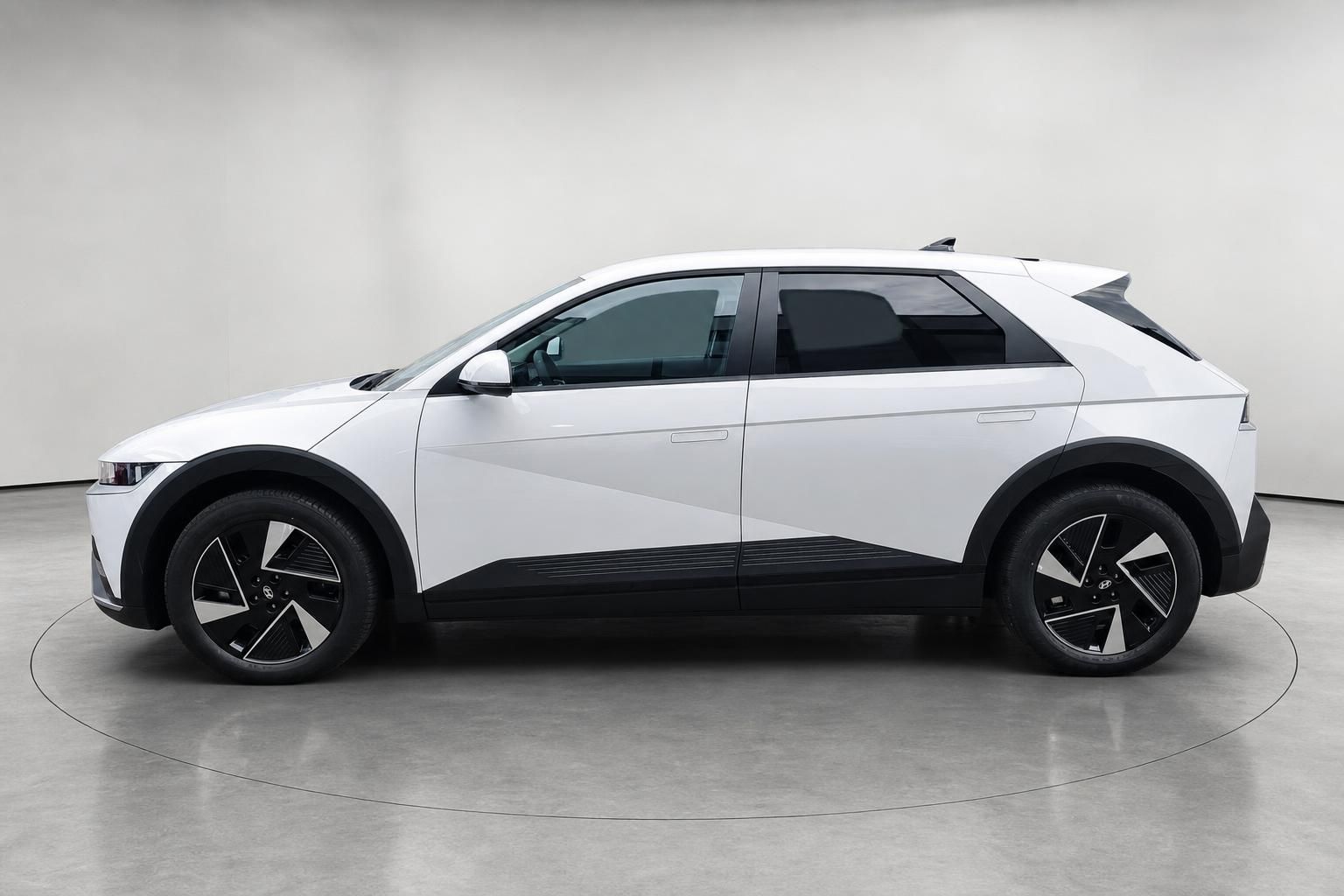 Hyundai Ioniq 5 weiß, Seitenansicht komplett im Studio