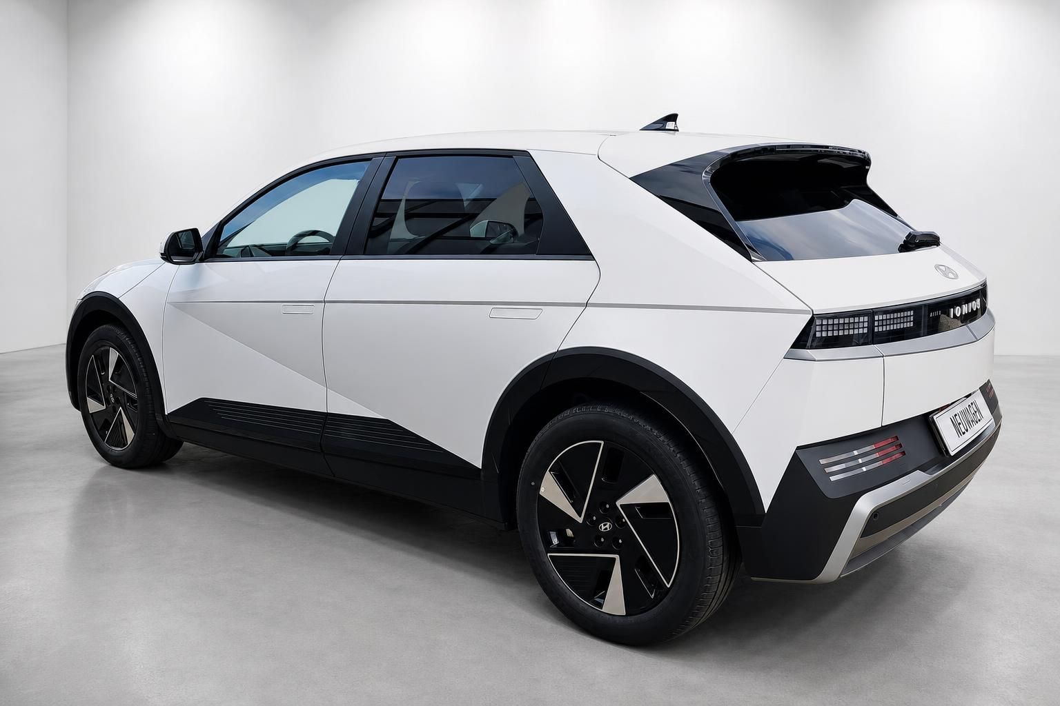 Hyundai Ioniq 5 weiß, Heckansicht schräg im Studio