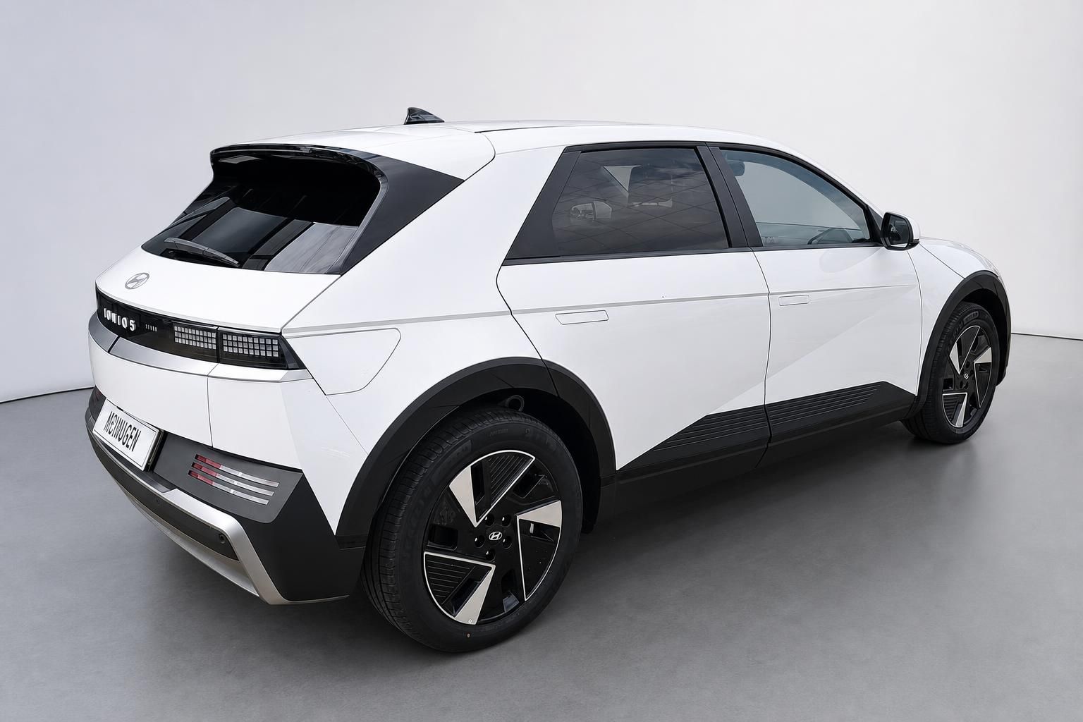 Hyundai Ioniq 5 in Weiß, Heckansicht schräg von hinten
