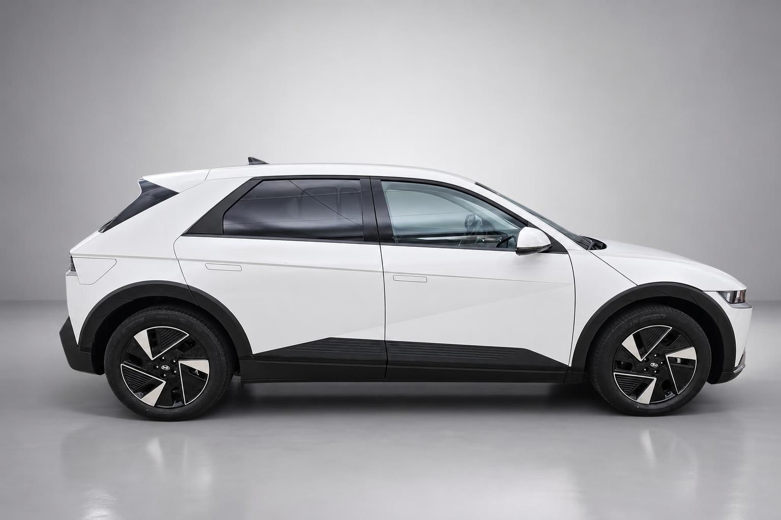 Hyundai Ioniq 5 in Weiß, Seitenansicht im Studio
