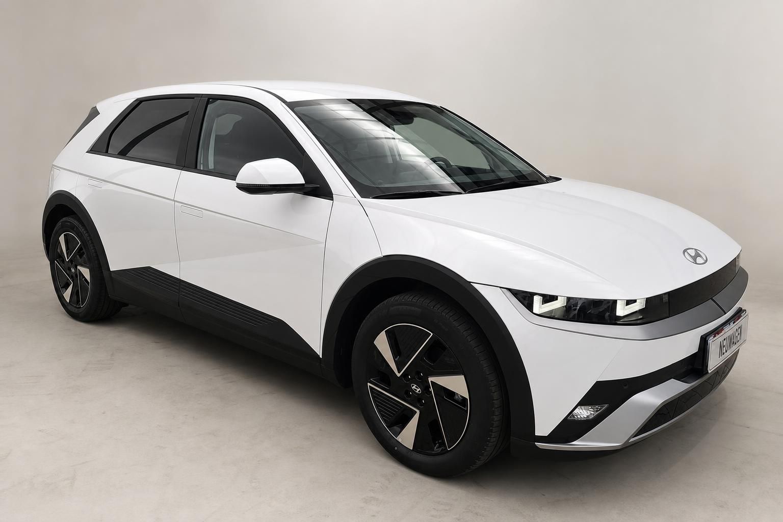 Hyundai Ioniq 5 in Weiß, Frontansicht schräg von vorne