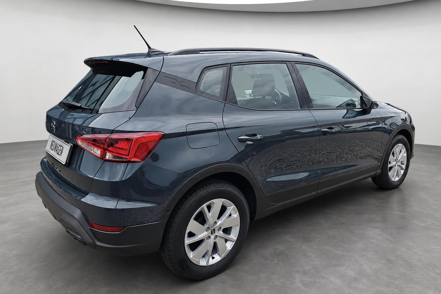 Seat Arona in Anthrazit, Heckansicht schraeg im Studio
