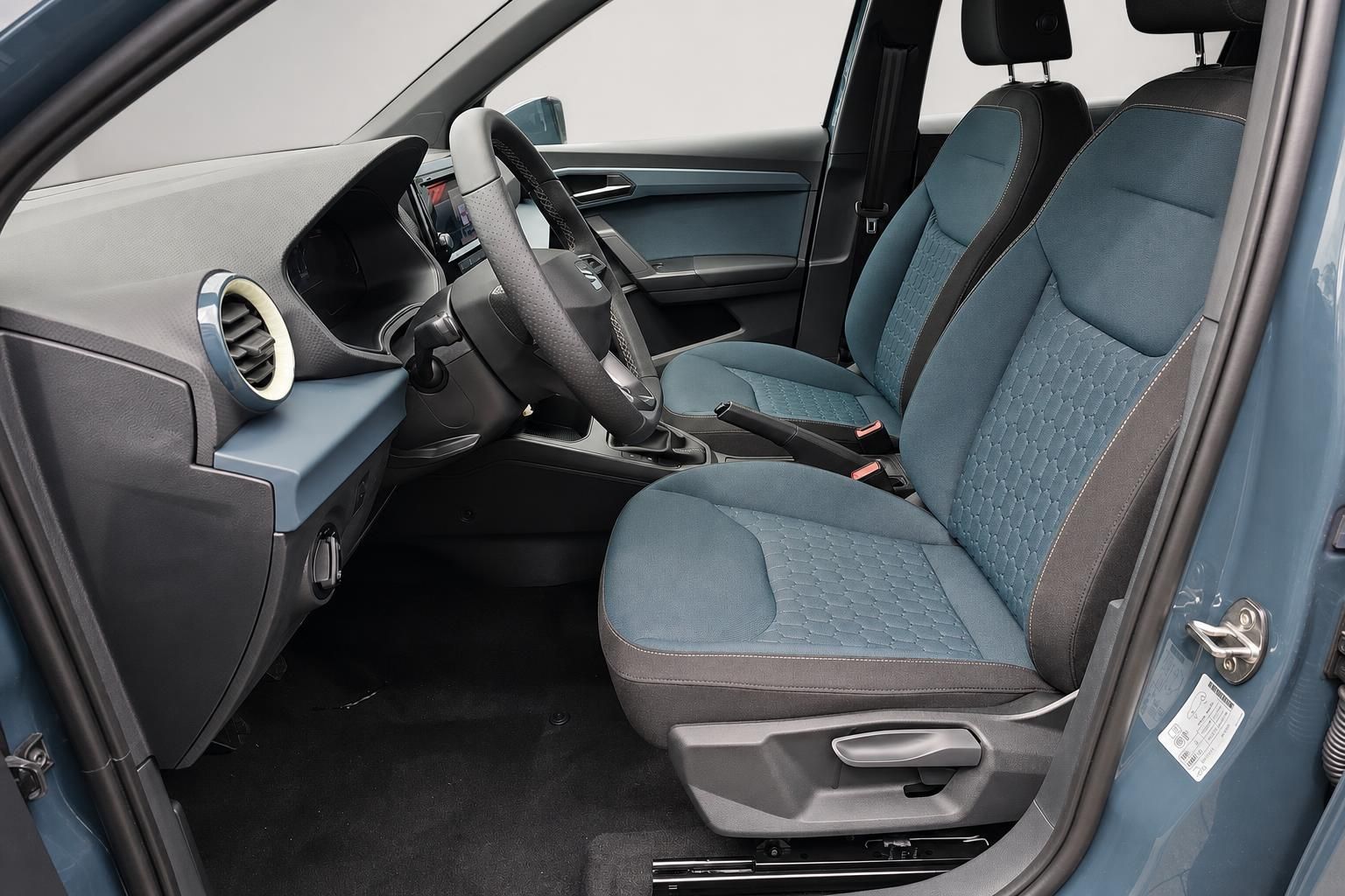 SEAT Innenraum mit Sportsitzen in Blau und Cockpit-Ansicht
