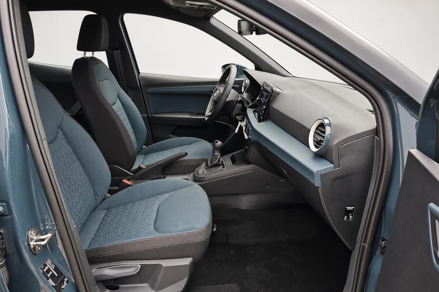 Blick in den SEAT Innenraum mit Vordersitzen und Armaturenbrett