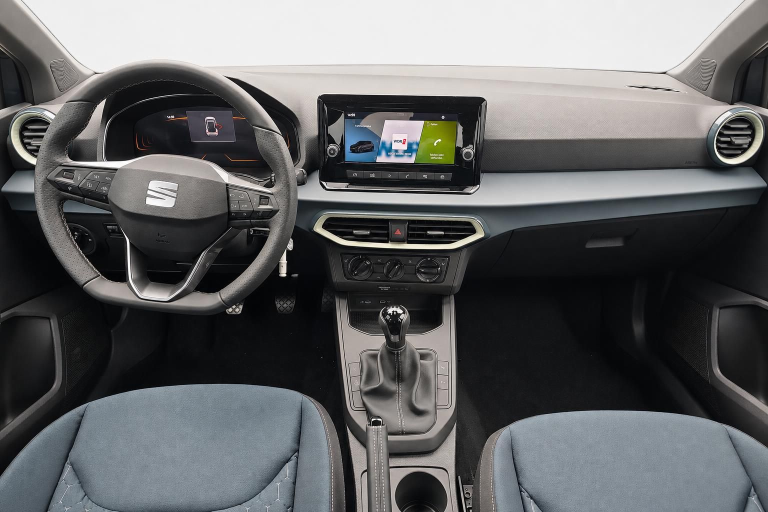 SEAT Cockpit mit Lenkrad, Infotainment-Display und Schaltknauf