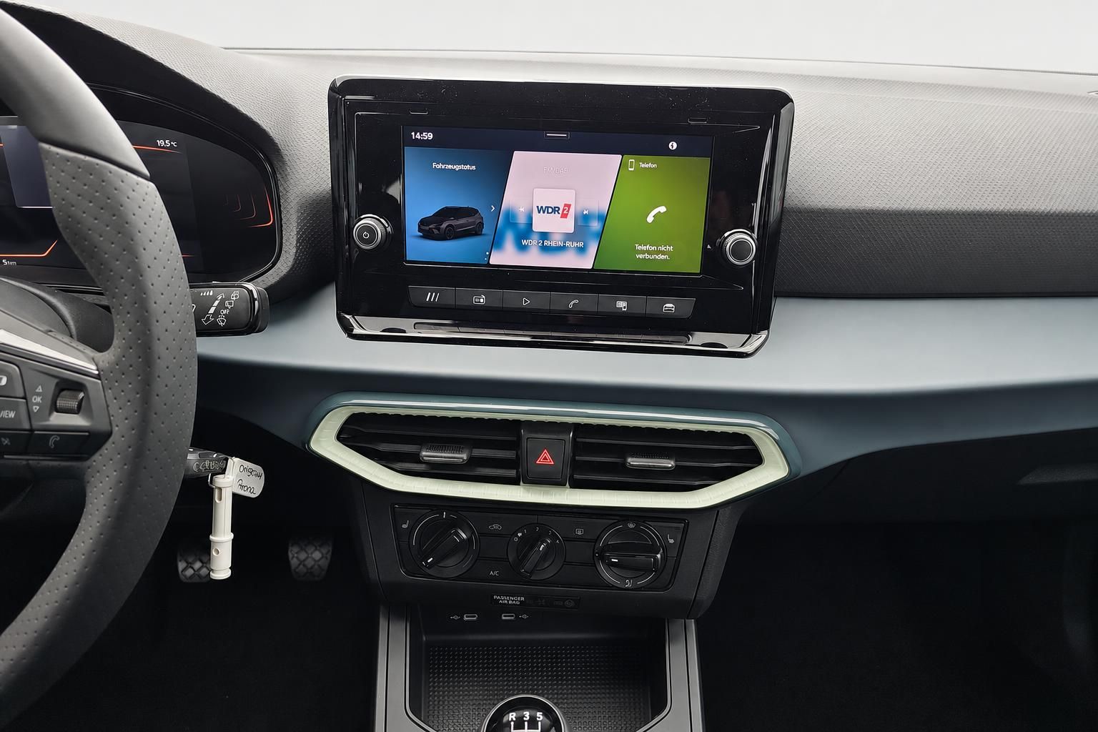 SEAT Infotainmentsystem mit Touchscreen und Klimabedienelementen