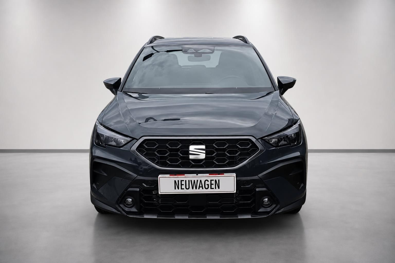 Seat Arona Frontansicht schwarz mit Kennzeichenhalter Neuwagen