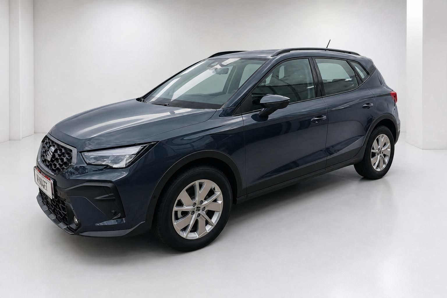Seat Arona Frontansicht in Grau-Blau metallic im Studio