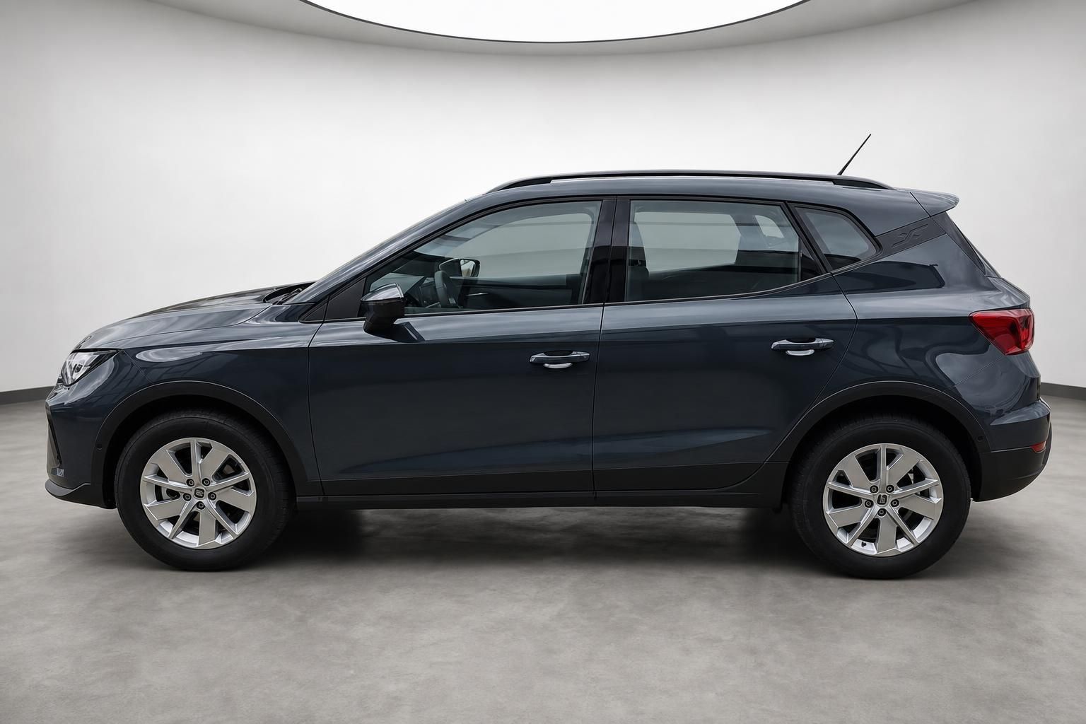 Seat Arona Seitenansicht dunkelblau, Profil des SUV
