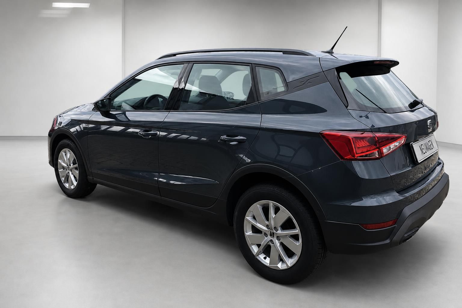 Seat Arona Heckansicht dunkelgrau mit Leichtmetallfelgen
