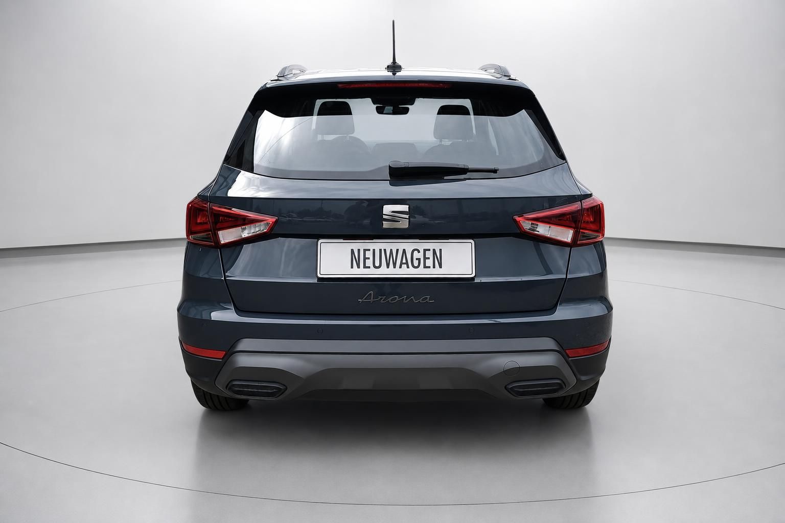 Seat Arona in Blau, direkte Heckansicht im Studio