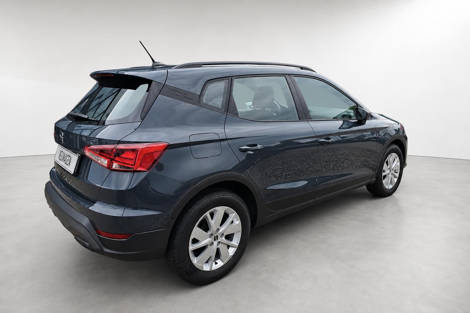 Seat Arona in Dunkelgrau, Heckansicht schraeg im Studio