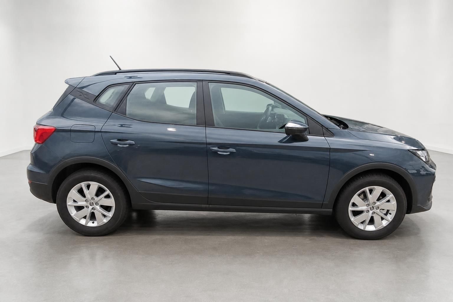 Seat Arona in Blau, Seitenansicht im Fotostudio