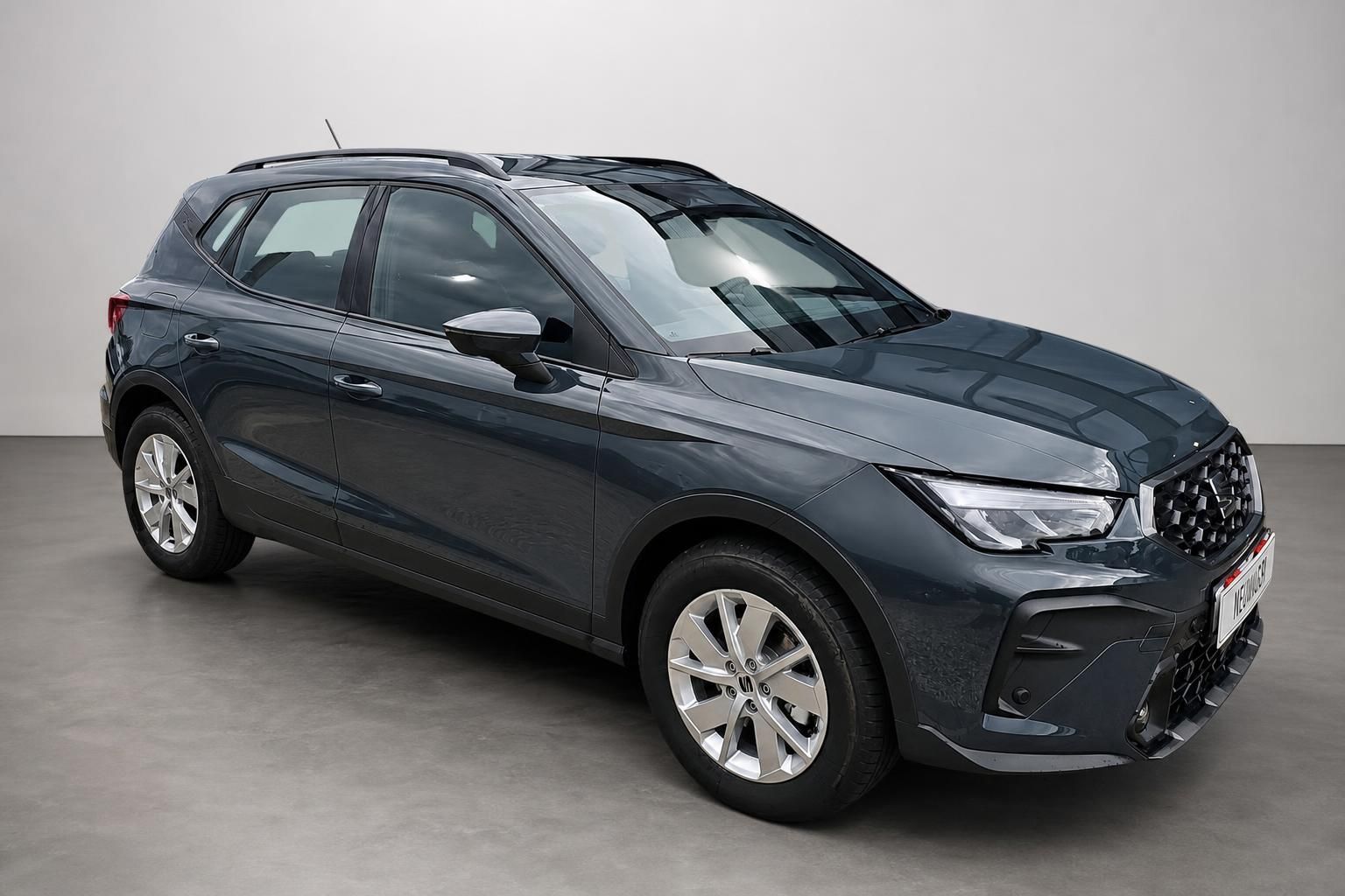 Seat Arona in Grau, Frontansicht schraeg im Studio