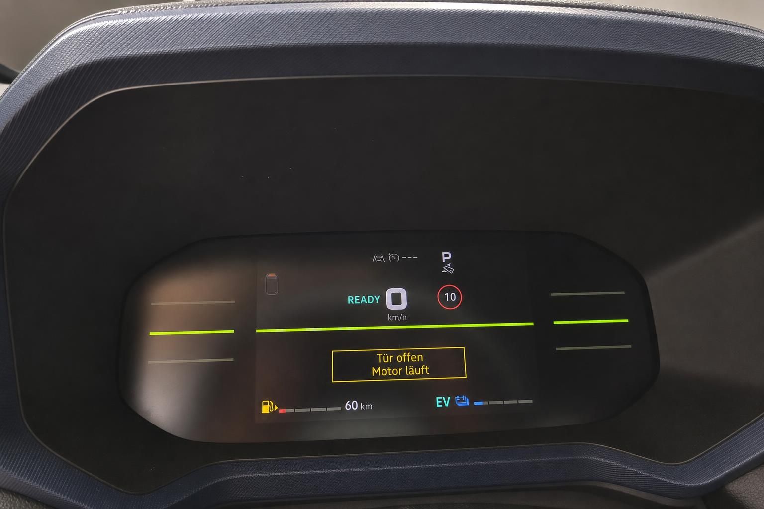 Digitales Kombiinstrument mit READY-Anzeige, Reichweite 60 km und EV-Statusanzeige