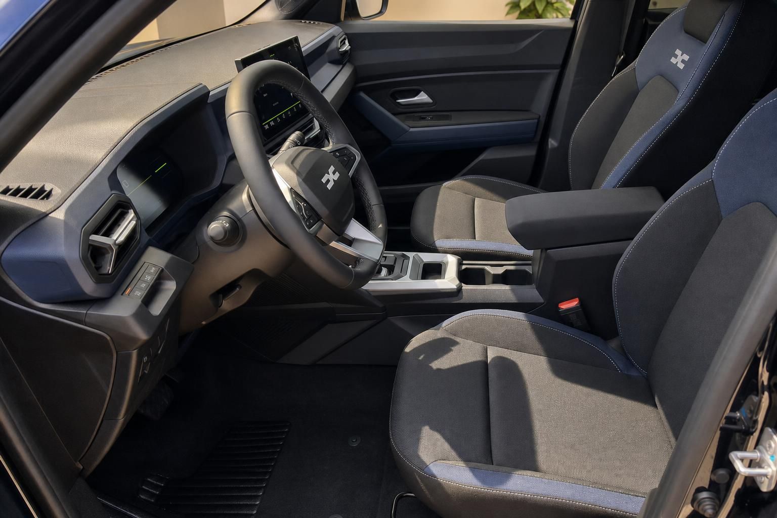 Dacia Bigster Hybrid Innenraum Vordersitze mit Stoff-Sitzen und Mittelkonsole