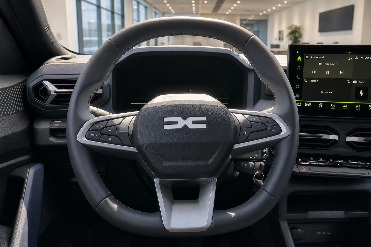 Dacia Innenraum Lenkrad mit Logo und digitalem Kombiinstrument im Autohaus