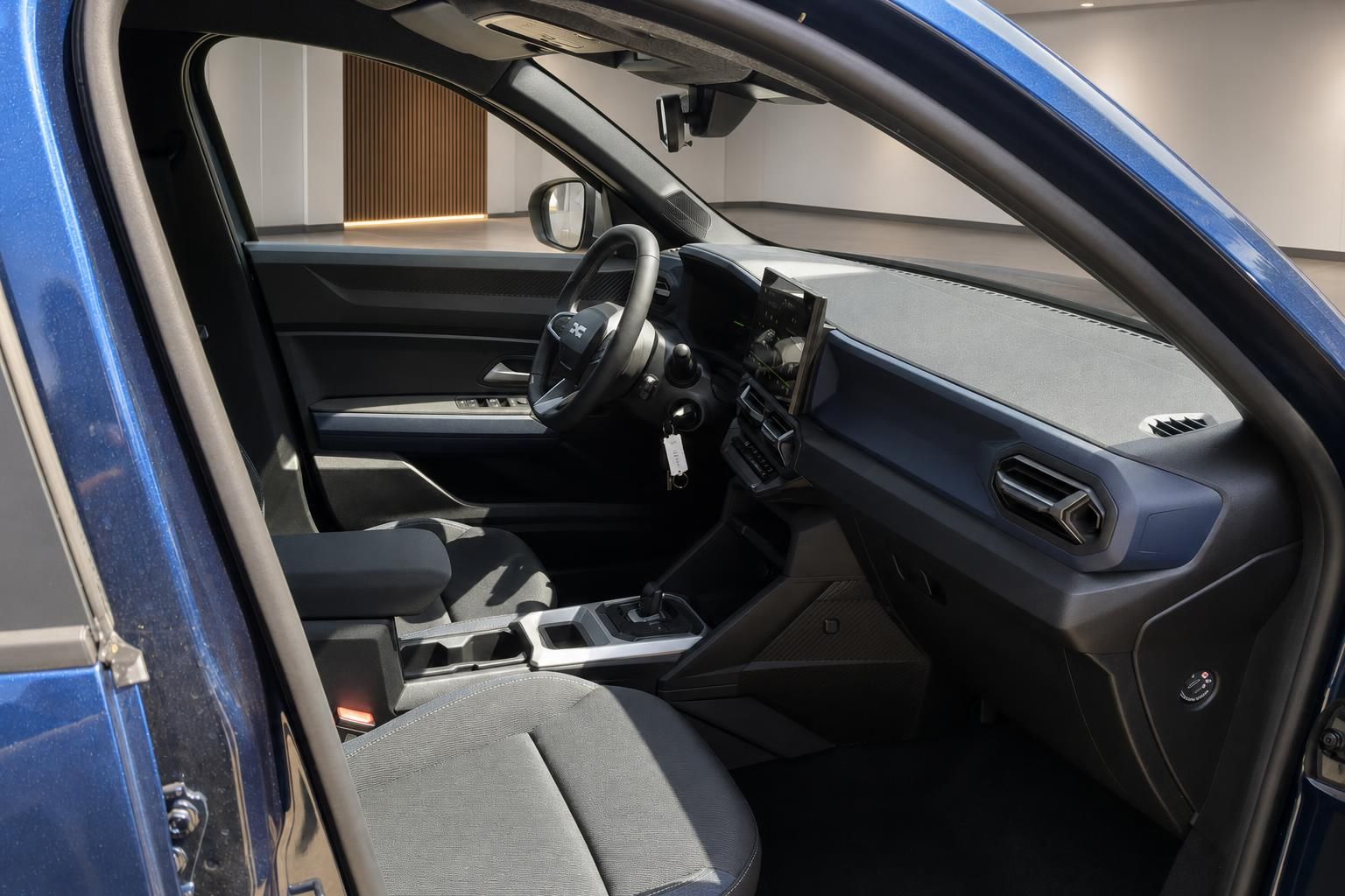 Mitsubishi SUV Innenraum Fahrerseite mit Lenkrad, Sitzen und Mittelkonsole in Blau
