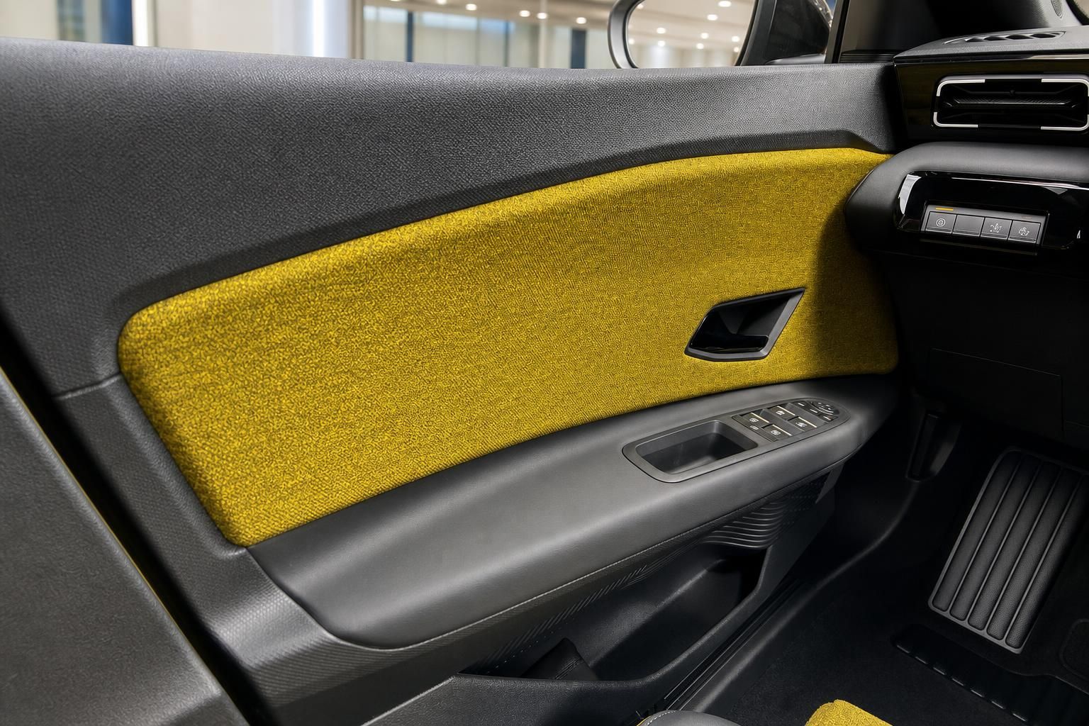 Renault 5 Fahrertür Innenverkleidung gelber Stoff mit Fensterheber und Türgriff Detail