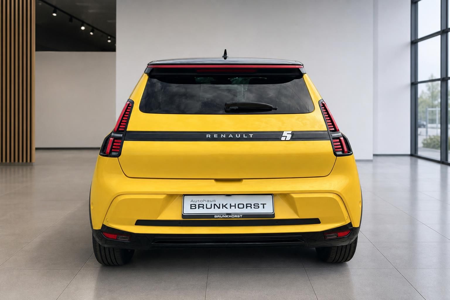 Renault 5 E-Tech Electric gelb Heckansicht mit LED-Rückleuchten im Autohaus Brunkhorst