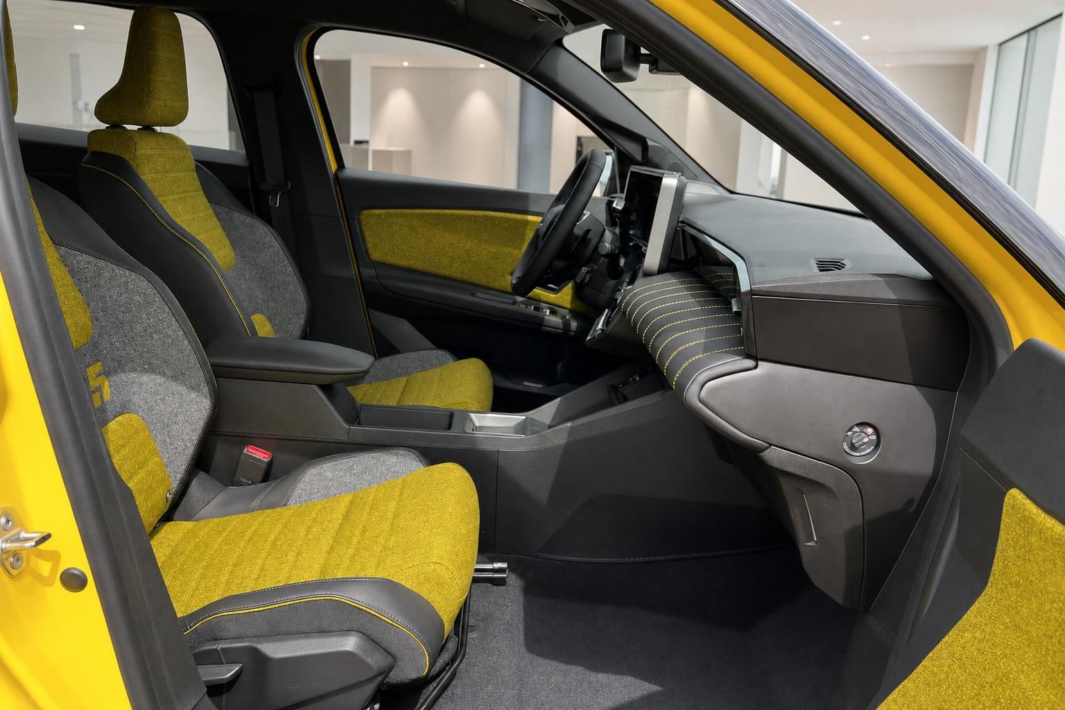 Renault 5 Innenraum Vordersitze gelb-grau Stoff mit Blick auf Cockpit und Mittelkonsole