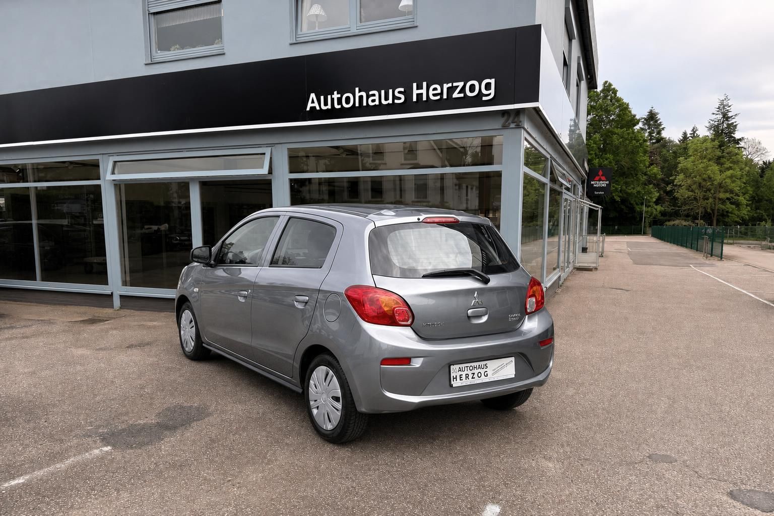 Mitsubishi Space Star grau metallic Kleinwagen Heckansicht vor Autohaus Herzog Showroom