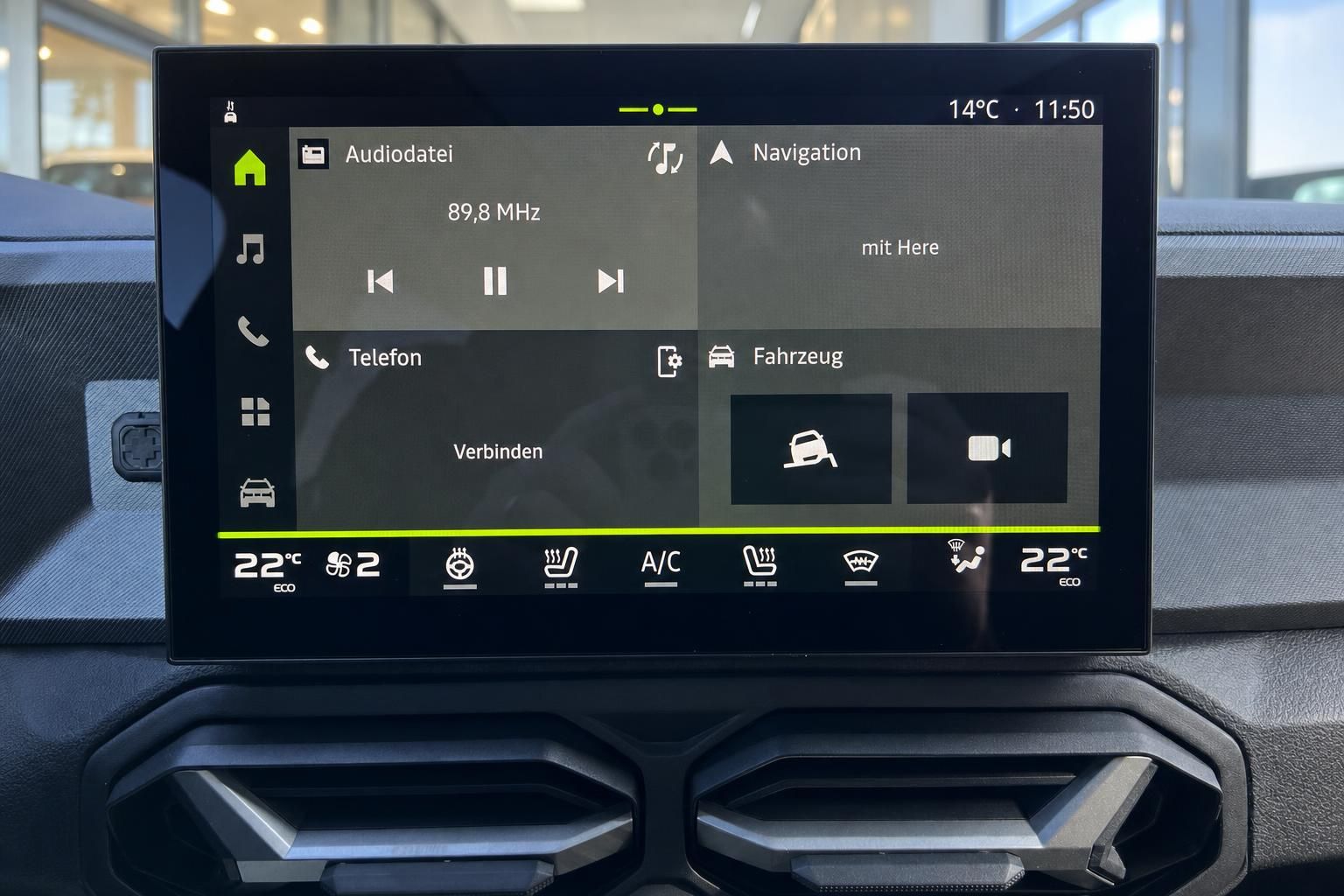 Touchscreen Infotainment System mit Navigation und Klimaanlage Bedienung