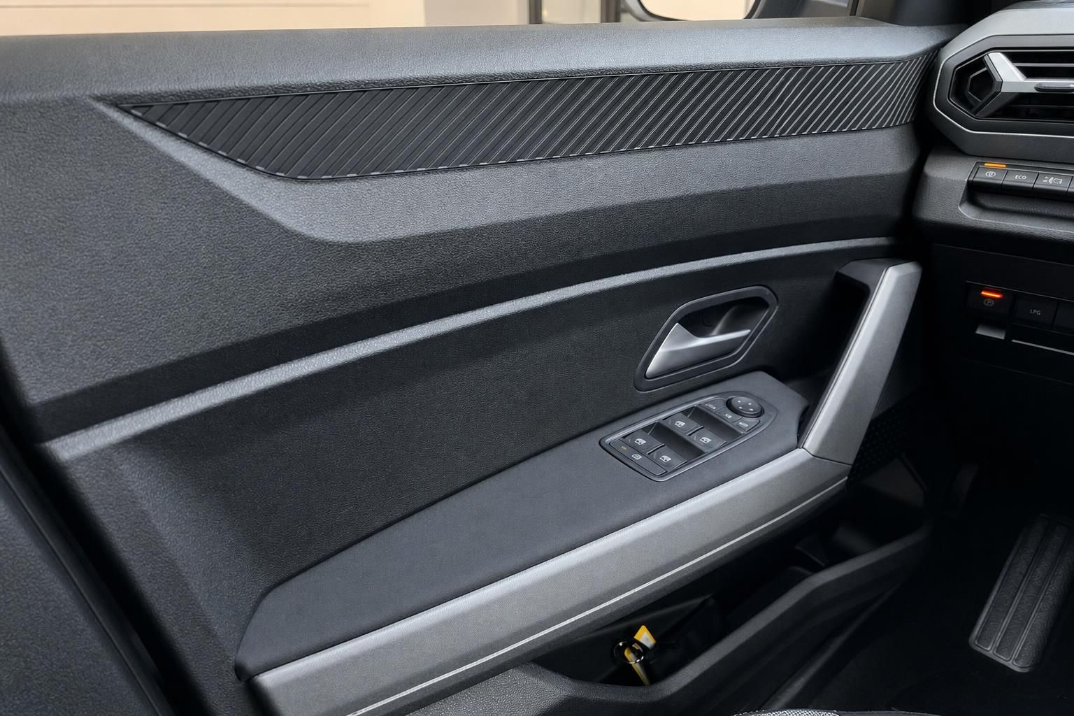 Fahrzeug Tuerverkleidung mit Fensterheber und Carbon-Optik Details
