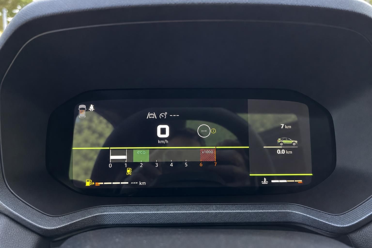 Digitales Armaturenbrett mit Tachostand und ECO-Fahrmodus Anzeige im Fahrzeug Innenraum
